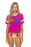 LOGO V-NECK JERSEY BOYFRIEND TEE - MAGENTA // WHITE
